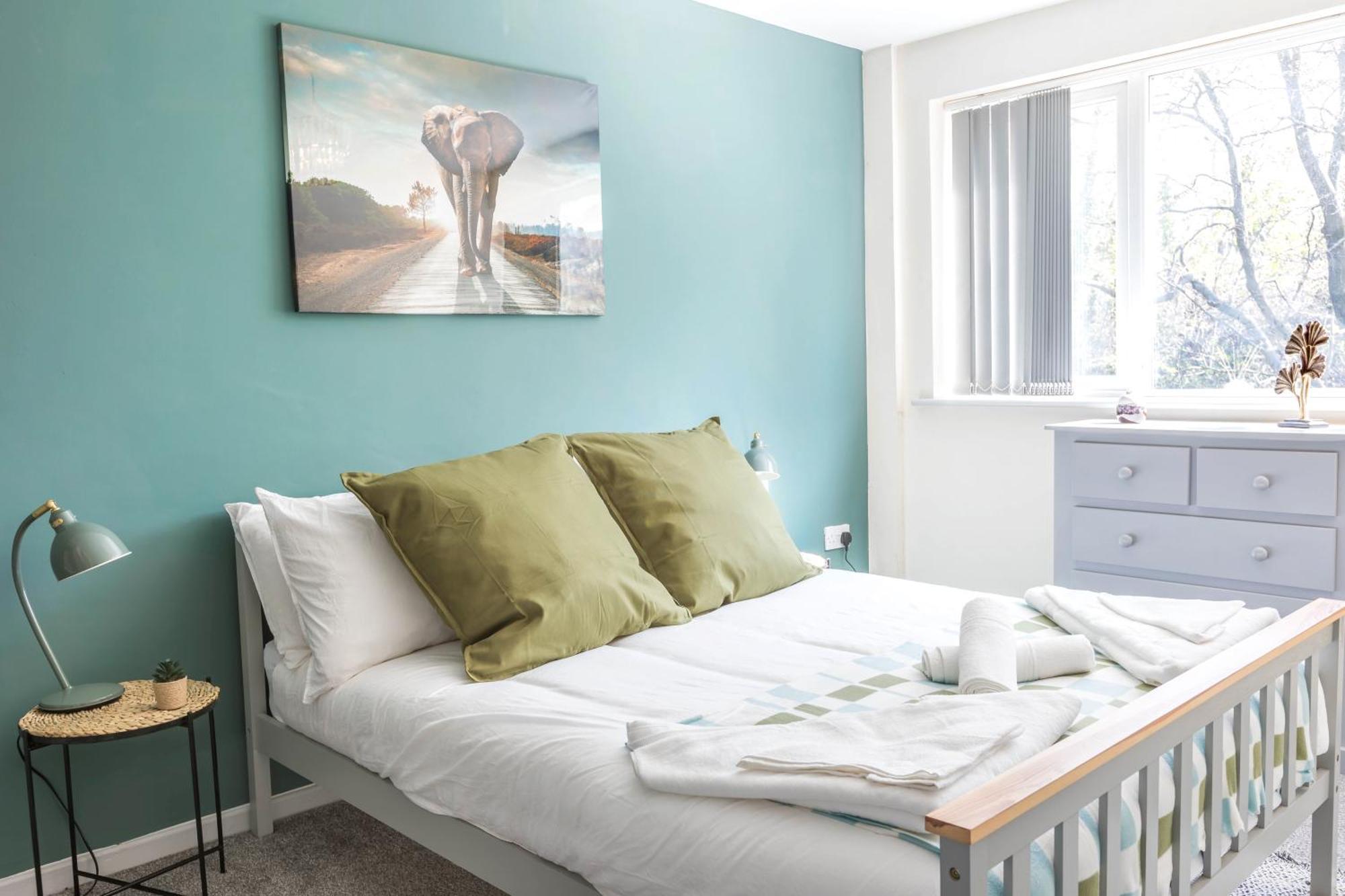 Forest View- Oasis Mural -didsbury Zen Sleeps 10