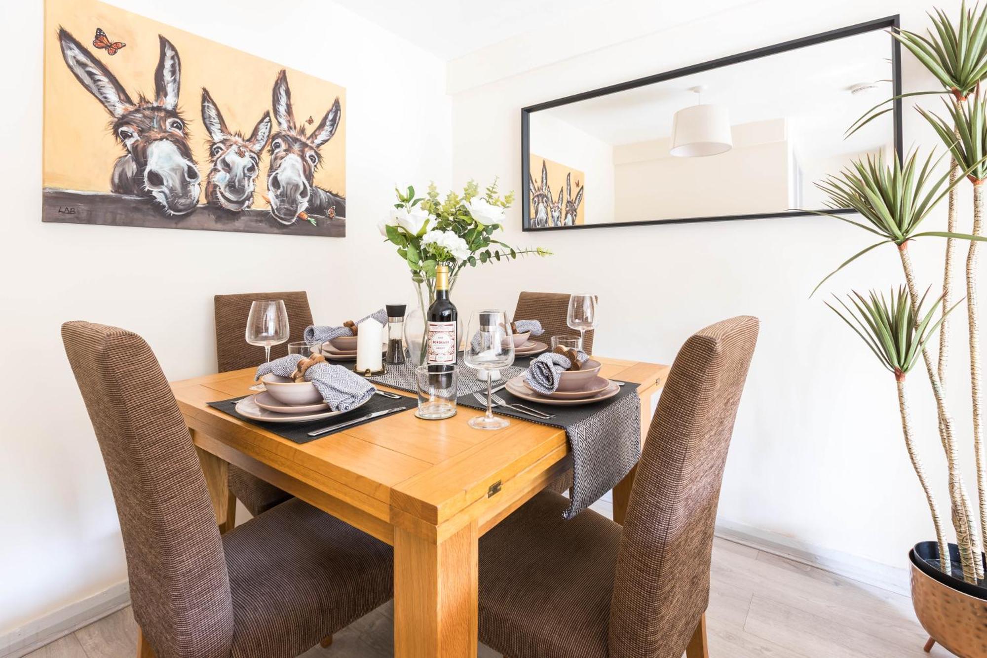 Forest View- Oasis Mural -didsbury Zen Sleeps 10 Holiday home *